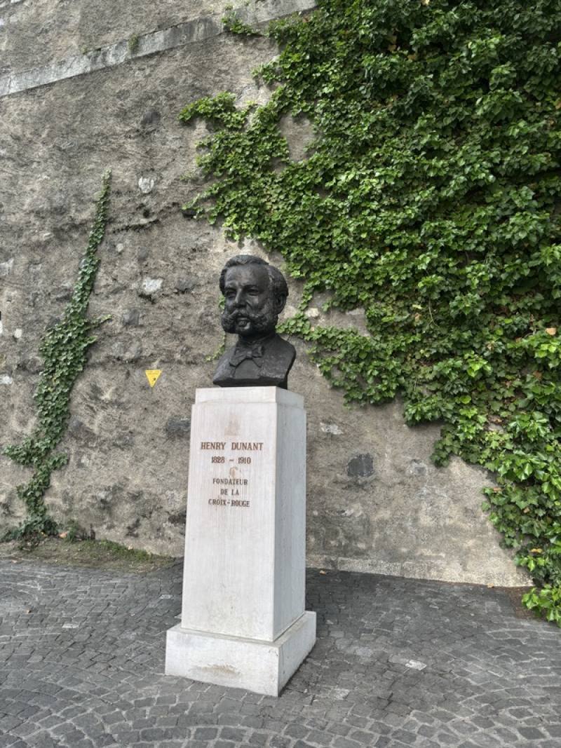 亨利杜南（Henri Dunant）是瑞士商人和人道主義者，1863年成立了救援傷兵國際組織。他以人道精神發期救援戰爭裡的婦女、孩童與傷兵的紅十字運動，後人尊稱他為「紅十字會之父」。國際紅十字總會的會址也設於瑞士日內瓦