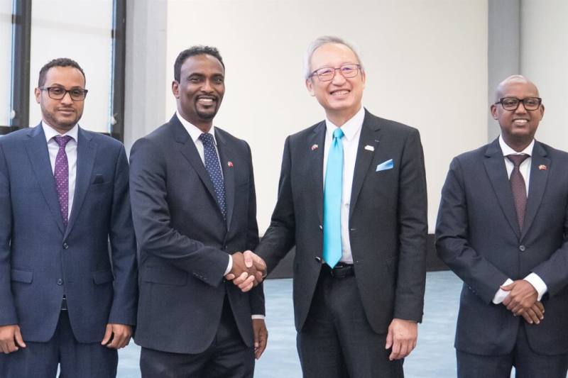 索馬利蘭共和國外交暨國際合作部長巴卡曼（H.E. Abdirahman Dahir Adam）（左2）應邀率團訪問台灣，21日下午搭機抵台，外交部次長吳志中（右2）前往國賓門接機，表達誠摯歡迎。（外交部提供）