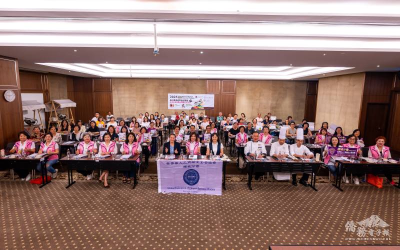 楊修瑋與B彭心慈及世華檳城分會、出席貴賓們一同合影