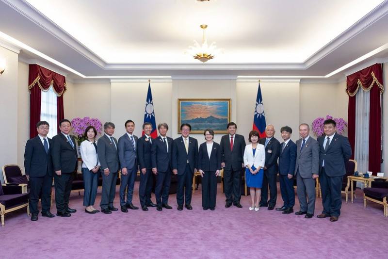 副總統與「日本前總務大臣金子恭之眾議員乙行」合影