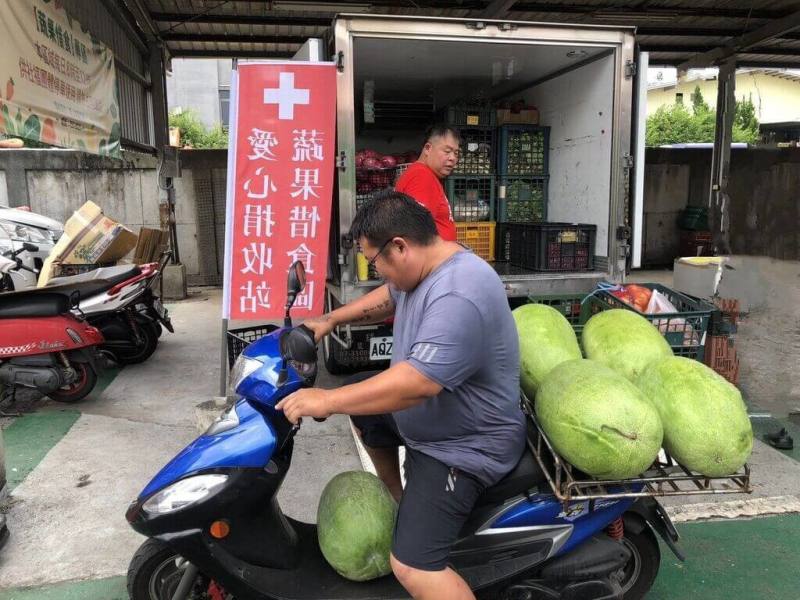 高雄市農業局與鳳山區農會、高雄果菜運銷公司合作，在批發市場設立「蔬果惜食專區」，讓愛心攤商自主捐出外型欠佳、但品質尚好的蔬果農產品，經慈善團體整理分類再分送。（高雄市農業局提供）