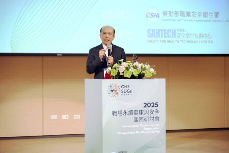 勞動部職業安全衛生署21日舉辦「2025職場永續健康與安全國際研討會」，職安署長林毓堂（圖）致詞指出，「健康勞動力」是企業韌性的根本，也是國家永續發展的核心價值。（勞動部提供）