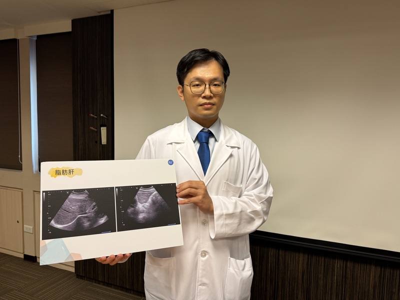 書田診所胃腸肝膽科主任醫師康本初（圖）22日在衛教記者會中提醒，有患者天天喝酒導致血球變大顆的貧血，發現酒精性肝病悄悄上身，呼籲酒精沒有安全量，千萬別認為不酗酒即可