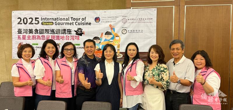 駐馬來西亞辦事處僑務組組長楊修瑋與世界華人工商婦女企管協會檳城分會理事及檳城留臺同學會會員合影