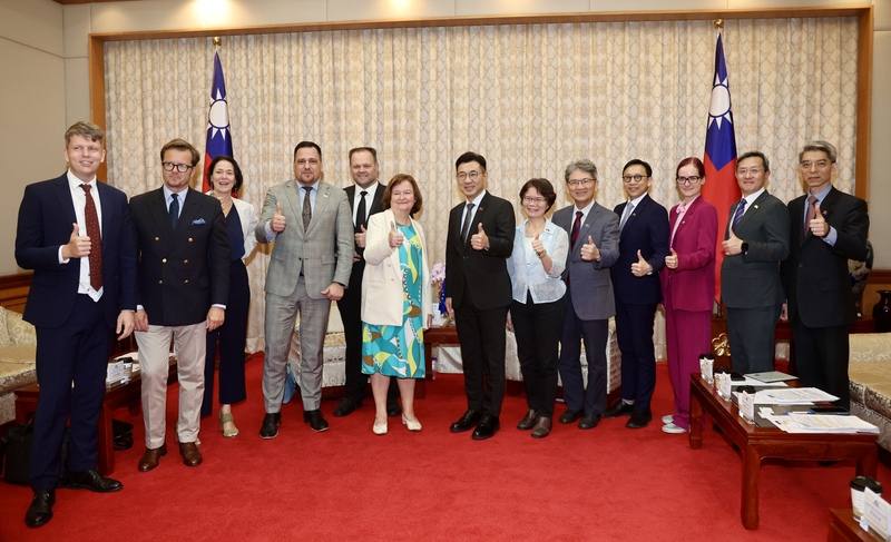 立法院副院長江啟臣（右7）21日下午在立法院接見歐洲議會「歐洲民主之盾特別委員會」（EUDS）代表團，歡迎他們來訪台灣