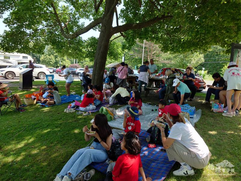 大家在歡快輕鬆的野餐會上，談天說笑，交友聯誼