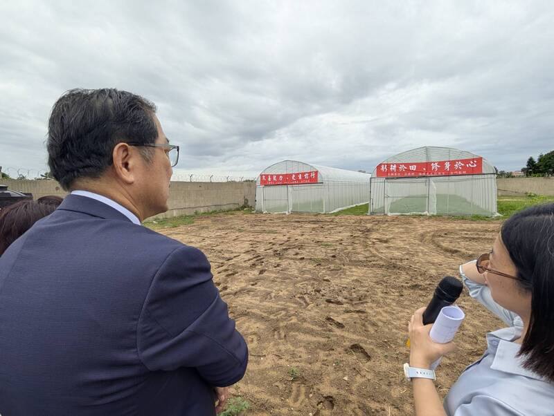 福建更生保護會22日舉辦「鼎金網室農作暨第2期室內配線丙級技術士技職訓練班開訓典禮」，圖為法務部長鄭銘謙（左）參觀網室農作訓練場