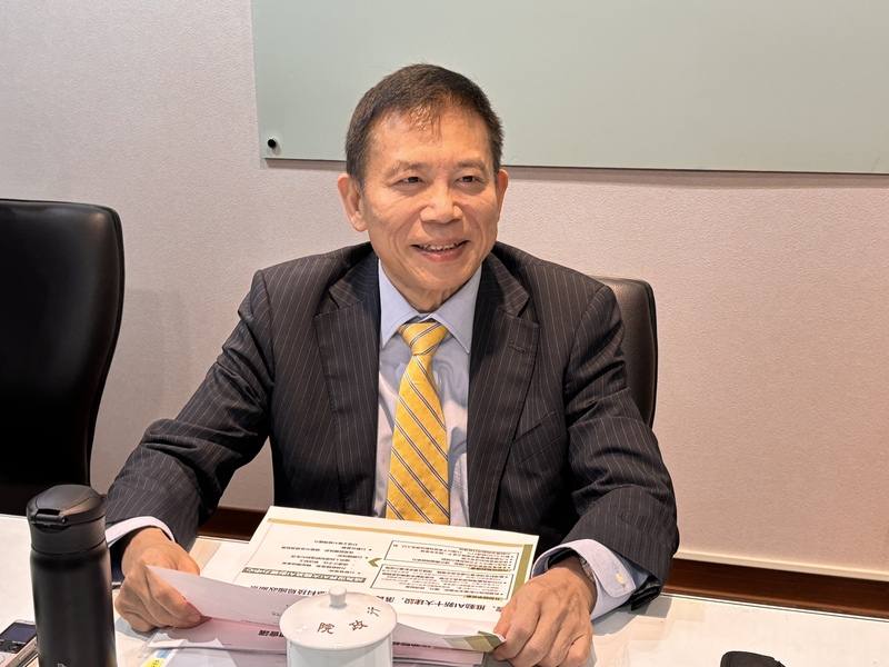 針對AI新十大建設，國發會主委劉鏡清表示，將打造3個國際級實驗室，也會培養百萬名AI人才，預計提供新台幣千億創投資金以及AI機器人的百億基金，鼓勵大家創業