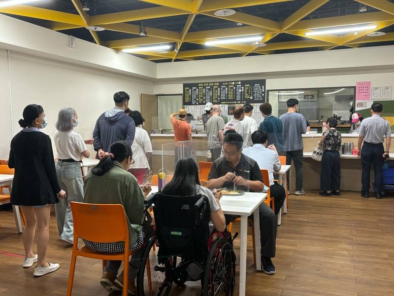 台北市環保局禁止298處政府機關、學校等場館免費提供一次性餐具，22日至12月31日為緩衝期，輔導業者做好餐具標示計價，115年元旦起取締違規。圖為北市府生活廣場餐廳