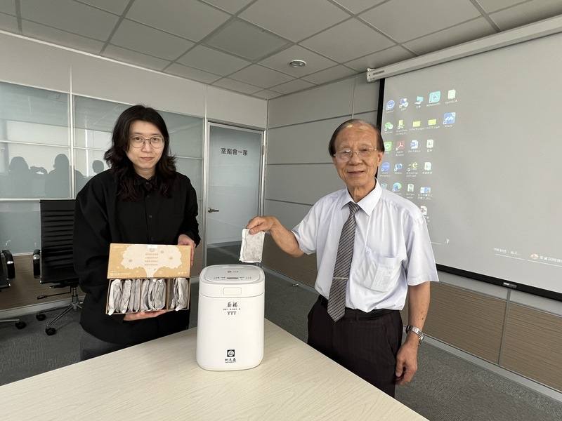 由中央研究院士楊秋忠（右）領軍的地天泰農業生技股份有限公司有TTT技術，運用標靶酵素，可在3小時內將有機廢棄物轉成有機肥料，並生產小型廚餘機