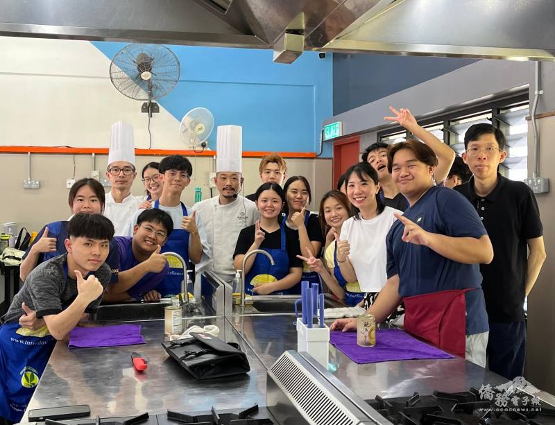 廚藝總監李佳其及領班廖泰竣與學員們合影