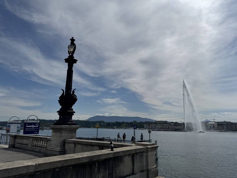 人口數來看日內瓦是瑞士第二大城，以眾多國際組織總部設立於此，具有外交斡旋與國際組織合作等功能。日內瓦湖畔的美景更是世界旅人必遊之處