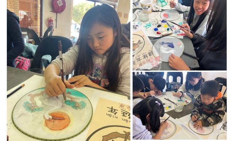 學童們以毛筆描繪蝙蝠、桃子、花、鶴、松等象徵富貴平安的圖騰，體驗傳統水墨淡彩技法