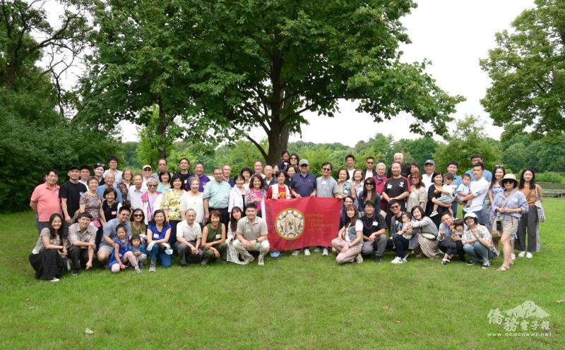 台大校友會年度戶外野餐合影
