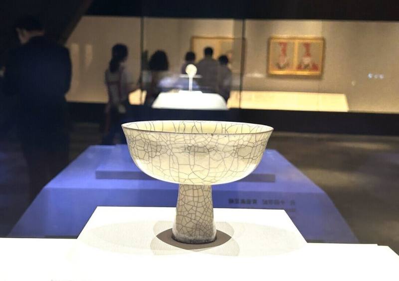 國立故宮博物院南部院區「人氣國寶展」即日起展出「忽必烈和他的時代」，圖為「青瓷高足碗」，底徑寬闊、器足高挑，便於手持傳遞，反映蒙古草原飲宴文化。（故宮南院提供）