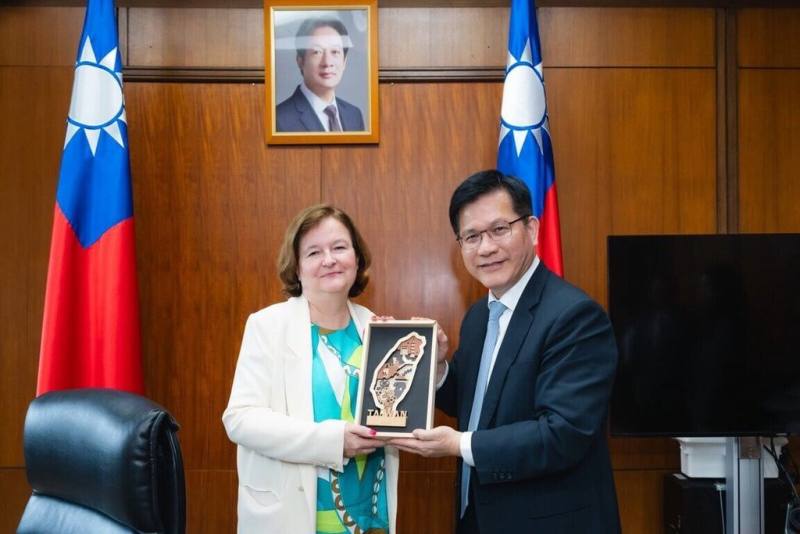 外交部長林佳龍（右）21日歐洲議會「歐洲民主之盾（EUDS）特別委員會」正式訪團，致贈EUDS主席蘿瓦素洛瓦索（Nathalie Loiseau，另譯：蘿瓦素，左）禮品。（外交部提供）