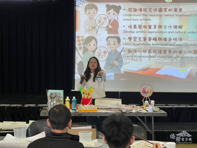 文化講師李品璇以輕鬆活潑方式，介紹吉祥圖案與技法示範，帶學員認識中華文化語言魅力與象徵智慧。