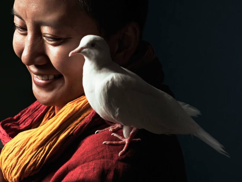 來自尼泊爾的比丘尼歌手瓊英．卓瑪（Ani Choying Drolma）（圖）8月將在台北福華國際文教會館帶來梵音詠唱，用歌聲傳遞溫柔堅定的祝福。（上善藝術提供）