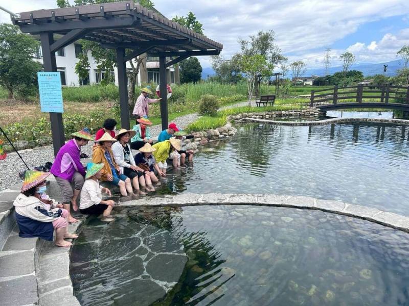 農村水保署推動農村再生，22日介紹最新案例是與員山鄉蓁巷社區發展協會合作，活化當地閒置湧泉池，轉型成為機能多元的湧泉生態體驗教育園區。清除污泥後的湧泉池水質清澈，池畔則利用鋼構拱橋及高透水碎石步道，構築為8字形的散步動線，沿線設置有洗滌區、活動棚架等設施，供居民日常親水活動使用。（農村水保署提供）