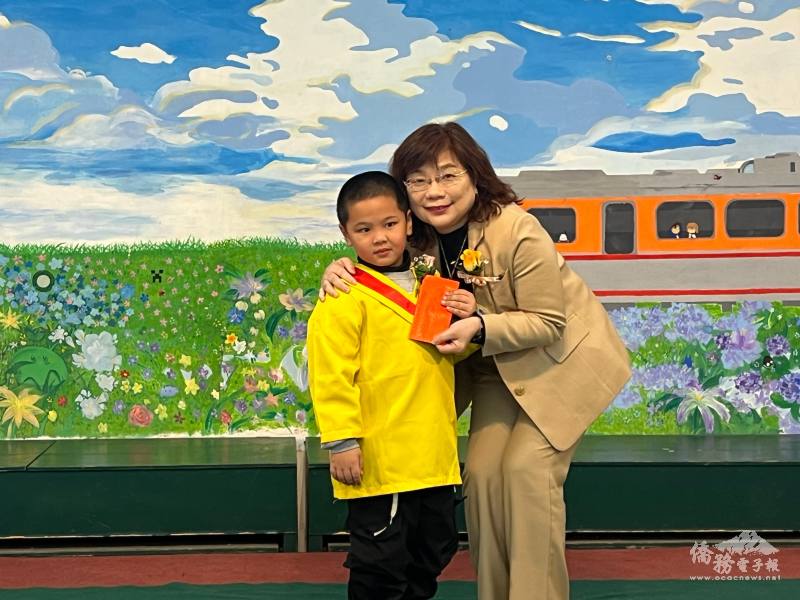 駐阿根廷代表處大使謝妙宏頒贈「大使獎」給幼兒部傑出畢業生