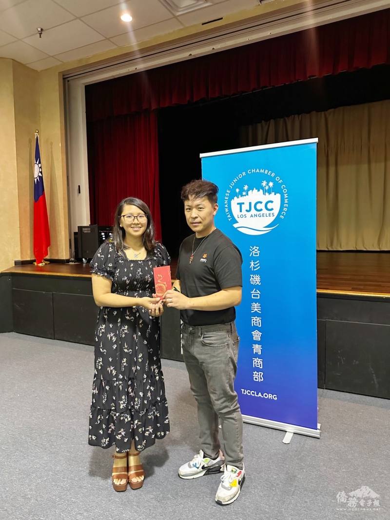 洛杉磯台美商會青商部會長曾愉雯（左）頒贈魔力卡拉球「台美盃」比賽冠軍獎金