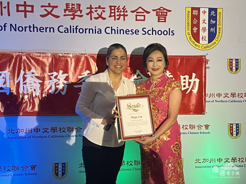 加州參議員Aisha Wahab(左)贈賀狀給李娜亞