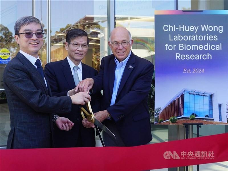 Former Academia Sinica President Wong Chi-huey (center). CNA file photo