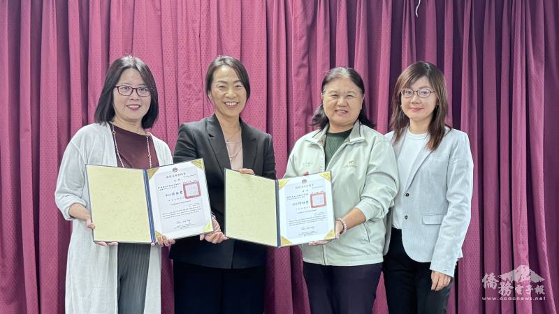 駐洛杉磯辦事處副處長陳令欣(左二)及橙縣文教中心主任蕭蓓如（右一）頒發僑委會聘書給新任僑務促進委員張慧娟（左一）及楊綺真（右二）