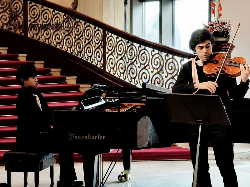 國家青年交響樂團（NSYO）2025年與德意志青年交響樂團（JDPh）簽署合作，盼深化台德音樂青年交流。JDPh中提琴學員亞歷杭德羅（Alejandro París Cabezudo）（右）21日與NSYO鋼琴學員鄭勝豪（左）攜手演出精彩片段，展現合作默契