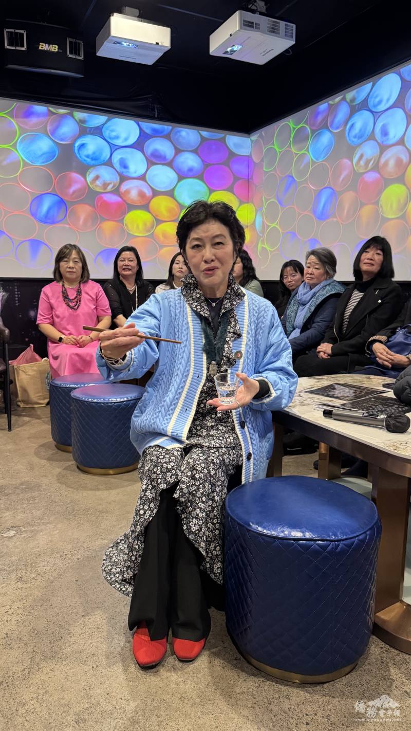 老師呂舜跟大家講解舜式E.A.T生活哲學－餐桌禮儀