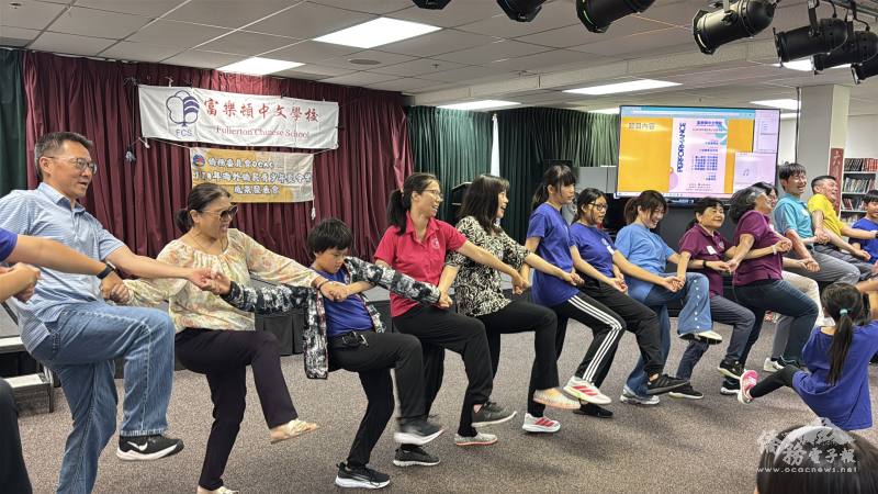 學員與來賓隨著原住民音樂的節奏歡樂起舞