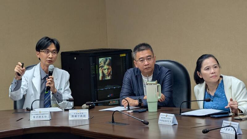 北榮跨團隊研究發現，可透過血中特定microRNA濃度判別偏頭痛風險及疾病狀態，準確率逾90%，為全球極少數能在當下辨識發作的實證，團隊成員陳世彬（左起）、陳璿宇、張雅媗等人21日共同發表研究成果