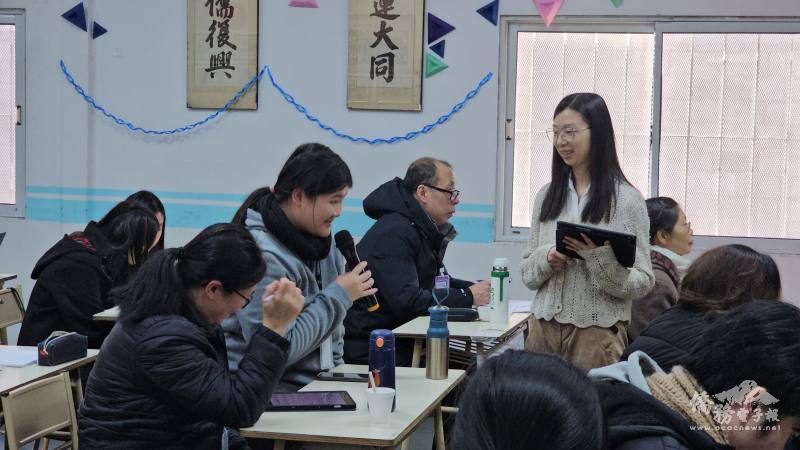 心理諮商師張瓊文（圖右站立者）透過遊走在教室中．示範課堂互動方式，鼓勵老師們多多觀察與嘗試