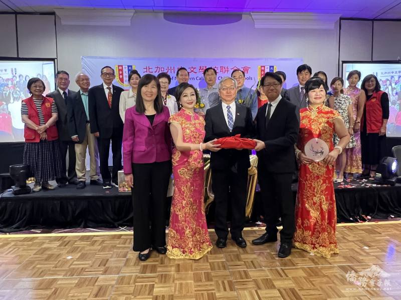 會長交接(左起：金山灣區文教中心主任莊雅淑、滿任會長李娜亞、駐舊金山辦事處代處長朱永昌、新任會長傅其俊)