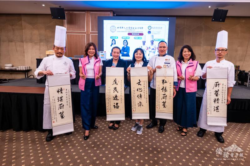 世華檳城分會頒贈紀念品致組楊修瑋、檳城州議員YB彭心慈及二位廚藝講師