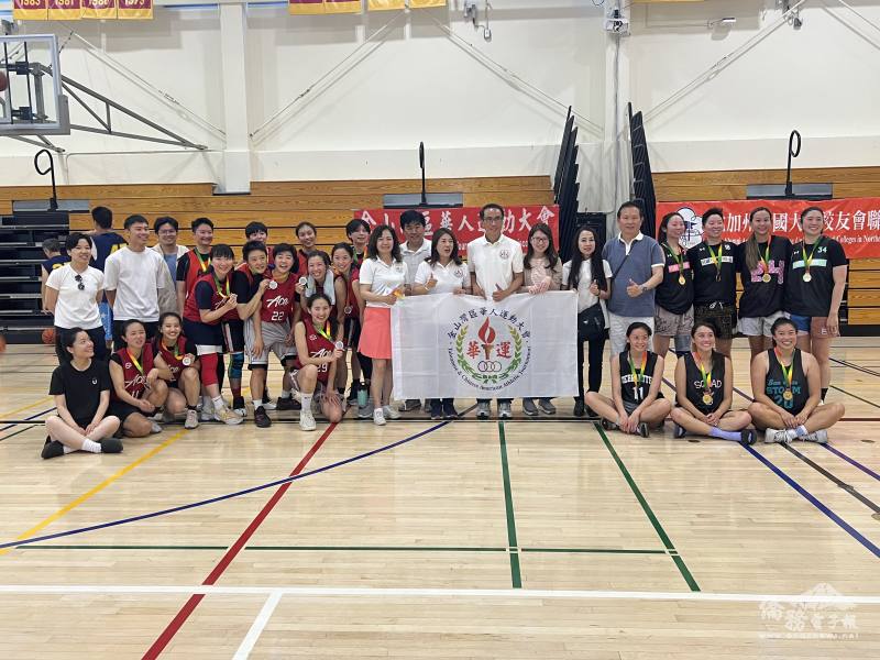 女子組冠亞軍隊伍合影