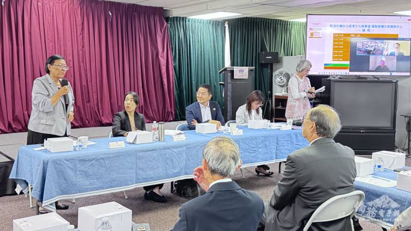 僑務委員汪蔚興、陳啟耕、謝家樹、葉芸青針對今年議題提出引言