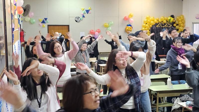 老師們不只靜態學習，也透過音樂律動感受華語教學的策略