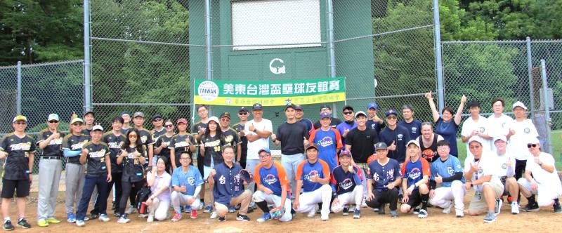 駐華府文教中心主任黃正杰（前排左3）、副主任李佳蓉（前排左1）和四隊合影