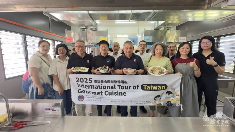 駐馬來西亞辦事處僑務組組長楊修瑋與建國中學董事長葉參、馬來西亞人才培育暨產學合作協會會長彭道章等人合影