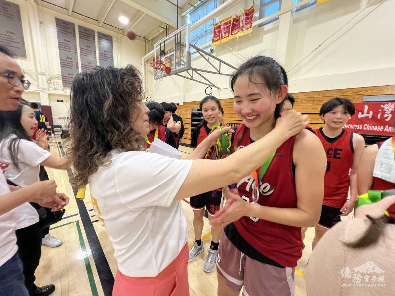 籃球比賽召集人宋貞(左)頒發獎牌