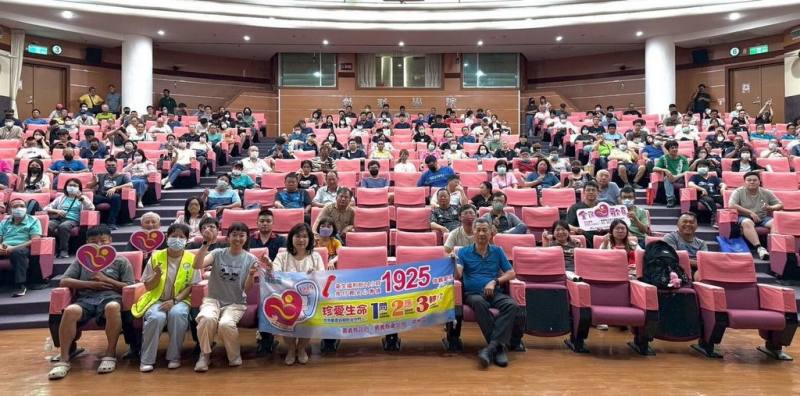 嘉義縣衛生局定期召開網絡單位合作會議，針對醫療、警消、民政村里幹事、社政、教育及農藥商賣場人員辦理訓練，強化自殺通報責任與敏感度，共築「珍愛生命服務網」。（嘉義縣衛生局提供）