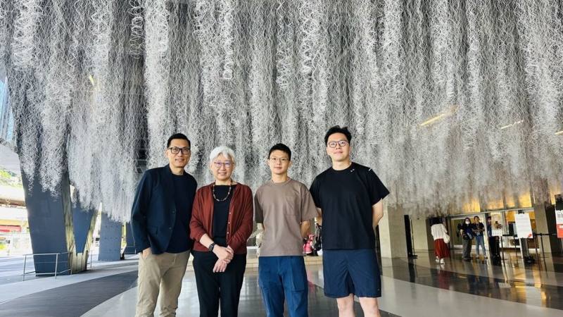 台北表演藝術中心正門廣場近期推出藝術家高德亮（右2）的公共藝術裝置「晚風」，高德亮與新媒體藝術家暨策展人王俊傑（左）、北藝中心董事長王文儀（左2）、「親．建築」計畫策展人黃偉倫（右）共賞作品成果。（北藝中心提供）