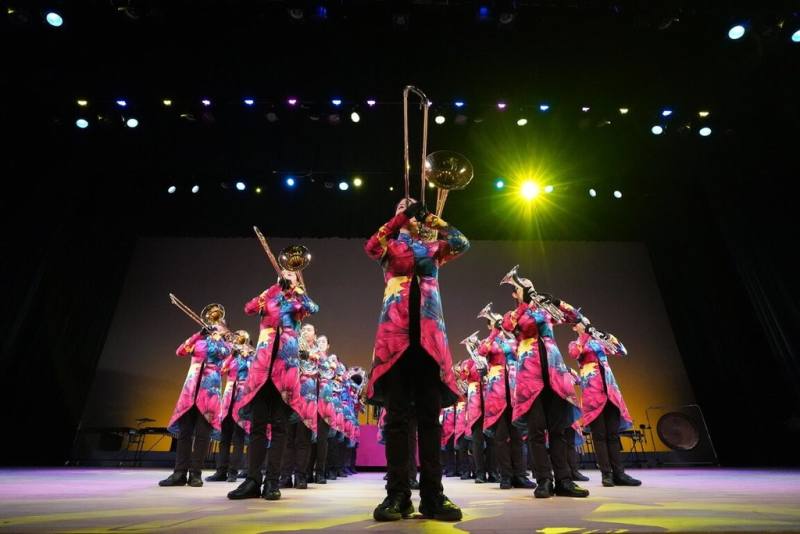 高雄市左營高中舞蹈班2025年暑假受邀至日本熊本縣玉名市藝術交流，此次也與專修大學熊本玉名高校吹奏樂部Ventures聯合演出。（左營高中提供）