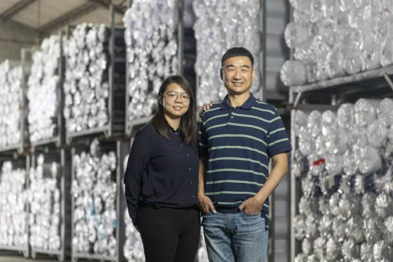 上比實業因創辦人陳詠霖（右）熱愛登山、球類運動，深知運動排汗重要性，因此與女兒陳盈呈（左）研發吸濕排汗功能的發熱衣，並成立品牌。（上比提供）