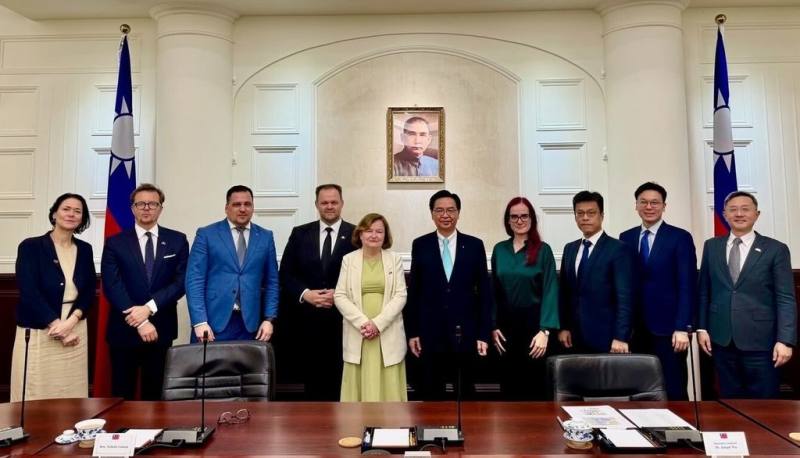 國安會秘書長吳釗燮（右5）22日接見歐洲議會「歐洲民主之盾特別委員會」主席洛瓦索（左5）所率訪團。（國安會提供）