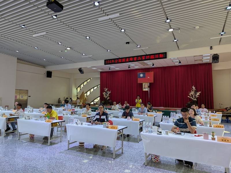 114年全國國產蜂蜜品質評鑑複評作業23日在台中舉辦，台灣養蜂協會表示，今年龍眼蜜收成時氣候佳，以產量來講，是近10年最豐收的1年