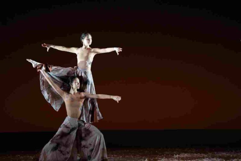 高雄市左營高中舞蹈班2025年暑假受邀至日本熊本縣玉名市藝術交流，活動由左營高中與姐妹校專修大學熊本玉名高校共同策劃，展現2校長年在藝術教育合作成果。（左營高中提供）