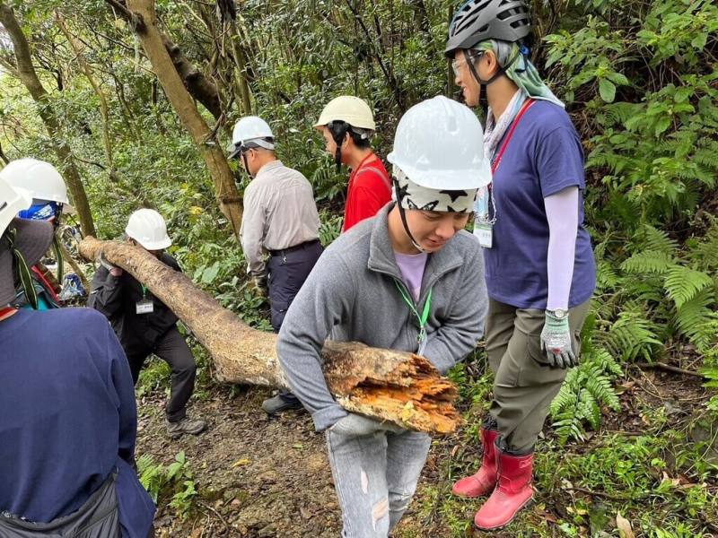 新北市觀光旅遊局與千里步道協會合作，將針對光明山周邊步道以手作方式進行優化與修復。（觀旅局提供）