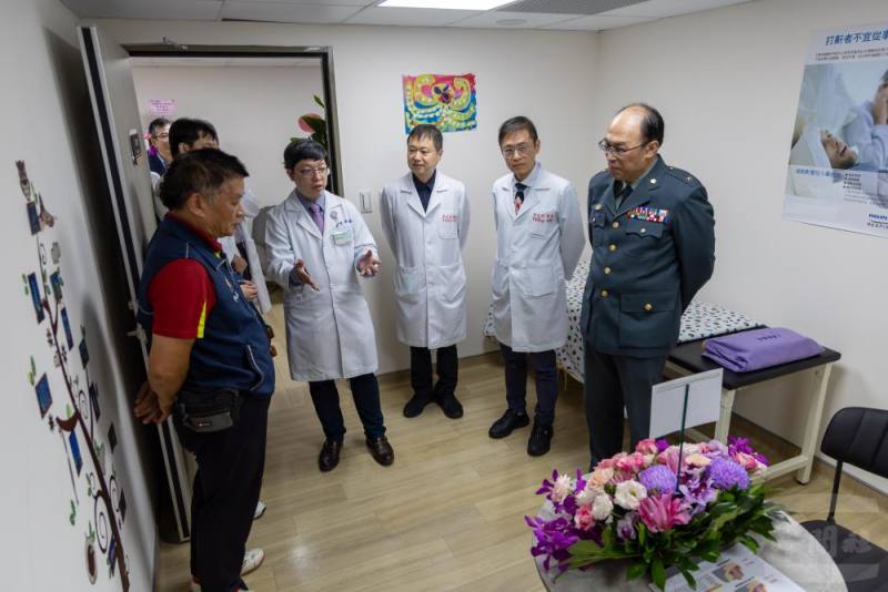 陳院長一行參訪「睡眠醫學中心」環境與設備